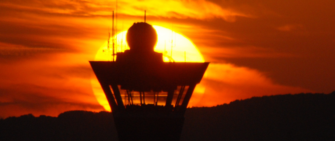 Radar sur tour de contrôle